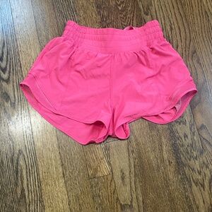 💄LIP GLOSS💄 Lululemon Hotty Hot shorts 2.5 in--size 2; amazing condition